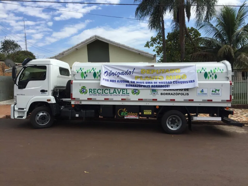 ​Borrazópolis recebe caminhão e prensa para coleta de recicláveis - Foto: Assessoria de Imprensa