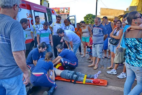 Jovem foi socorrido pelo corpo de bombeiros - Foto Sérgio Rodrigo