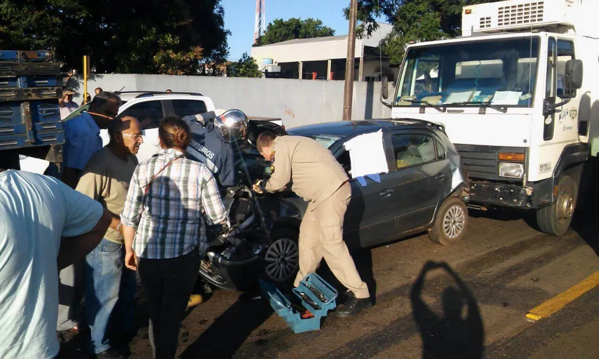Corpo de Bombeiros foi acionado para socorrer motorista do Gol - Foto: WhatsApp/Sérgio Rodrigo/Tribuna do Norte