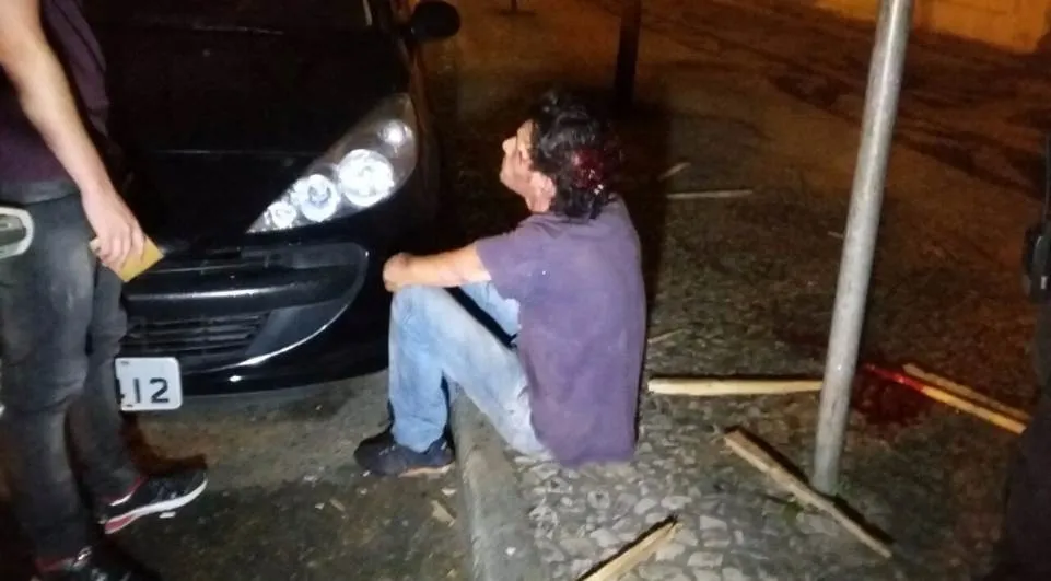 Jovem roubou celular de uma mulher e foi agredido por populares na Rua Barão do Rio Branco - Foto: Allan Costa/Rede Massa