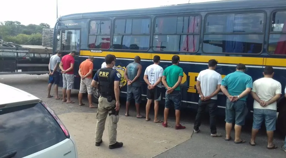 Motoristas foram presos pela PRF após saque a carga da carreta - Foto: PRF/Divulgação