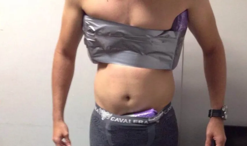 Lutador profissional de jiu jitsu estava com tabletes amarrados ao corpo e na cueca - Foto: Divulgação/Polícia Federal