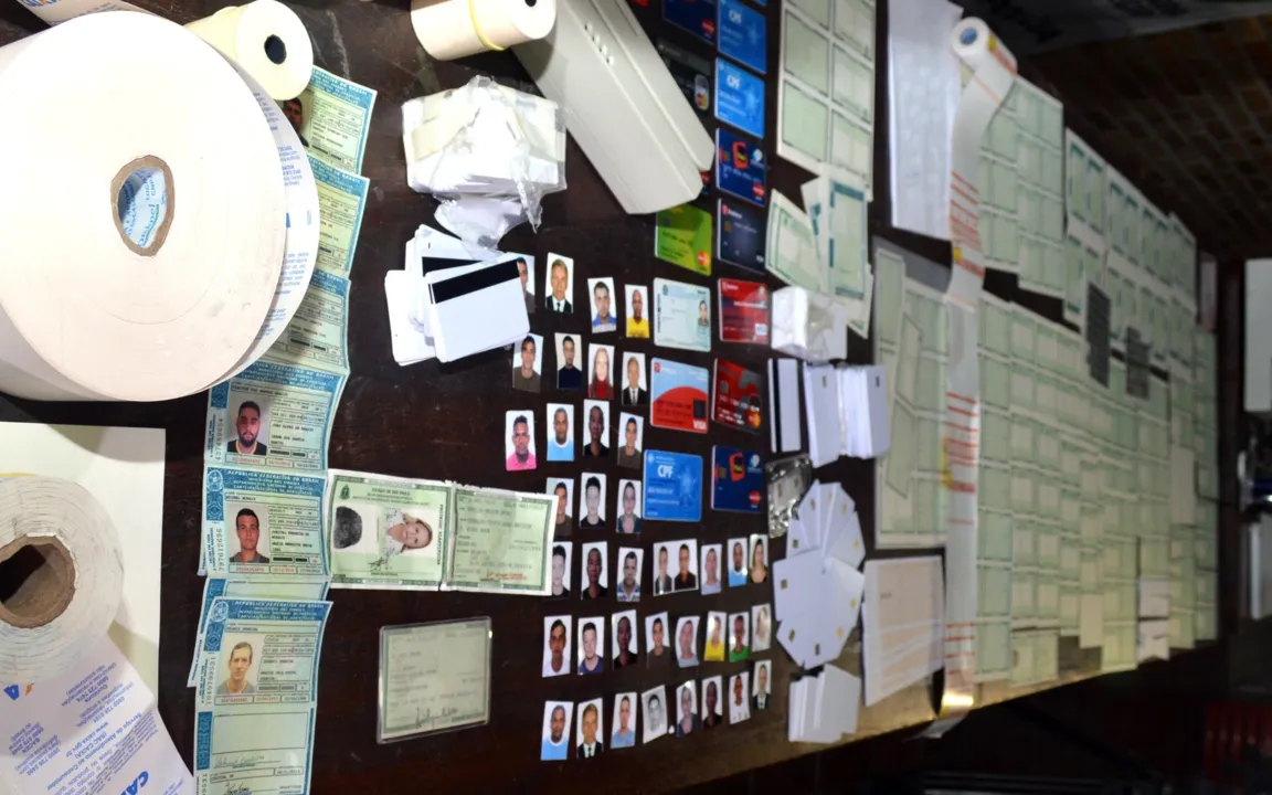  Polícia apreendeu pastas com grande organização de dados cadastrais e cópias bem próximas de documentos legítimos - Foto: Polícia Civil/Divulgação