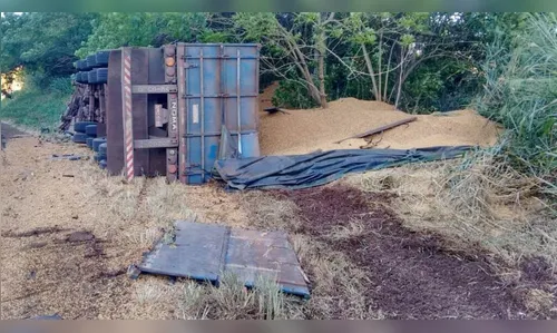 PRE registra tombamento de caminhão carregado de soja em Borrazópolis