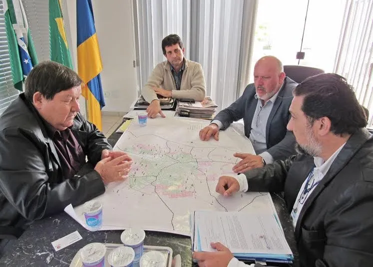 Gerentes da Sanepar em reunião com prefeito e secretário de Arapongas - Foto: Divulgação