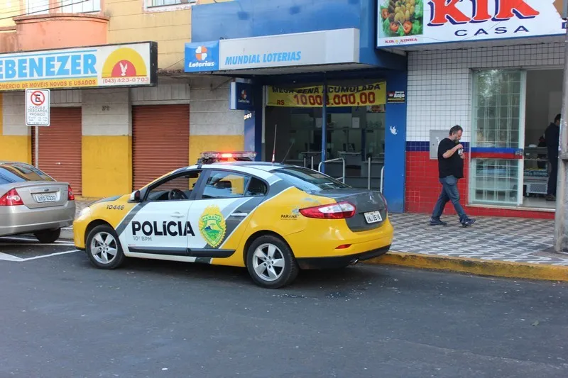 Dois homens ocupando um veículo Fiat Palio e portando armas de fogo invadiram a Lotérica Mundial logo no início da manhã desta sexta-feira (29) - Foto: José Luiz Mendes
