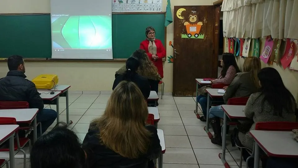 Secretária de Educação dá as boas vindas aos alunos (Foto: Assessoria de imprensa)