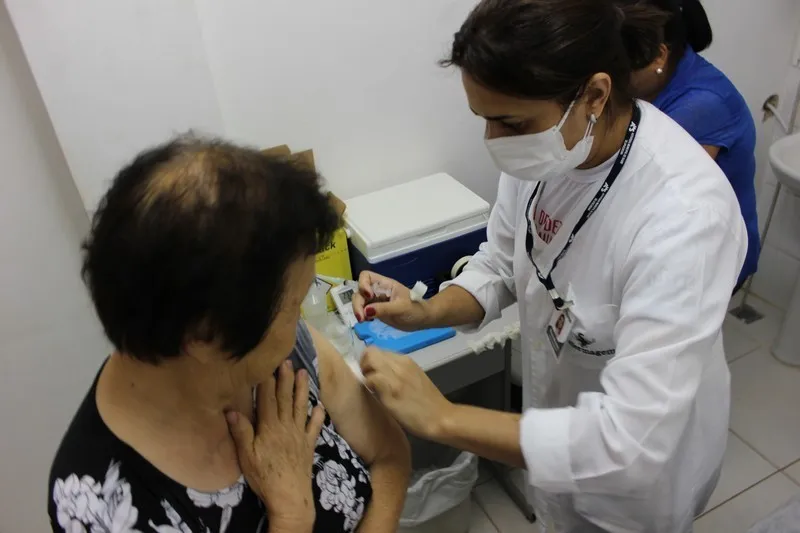A rede de unidades básicas de saúde de Apucarana está abastecida com a vacina contra a gripe H1N1; vacinação começou na segunda-feira (25) - Foto: José Luiz Mendes