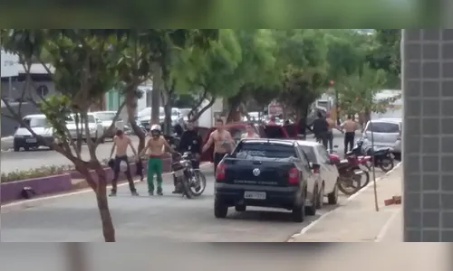 Quadrilha fortemente armada faz reféns durante assalto