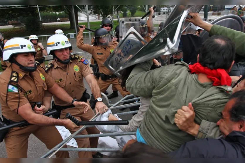  A Batalha do Centro Cívico, como foi denominada, aconteceu na Praça Nossa Senhora de Salete no dia 29 de abril de 2015 e deixou aproximadamente 200 pessoas feridas - Fotos Públicas 