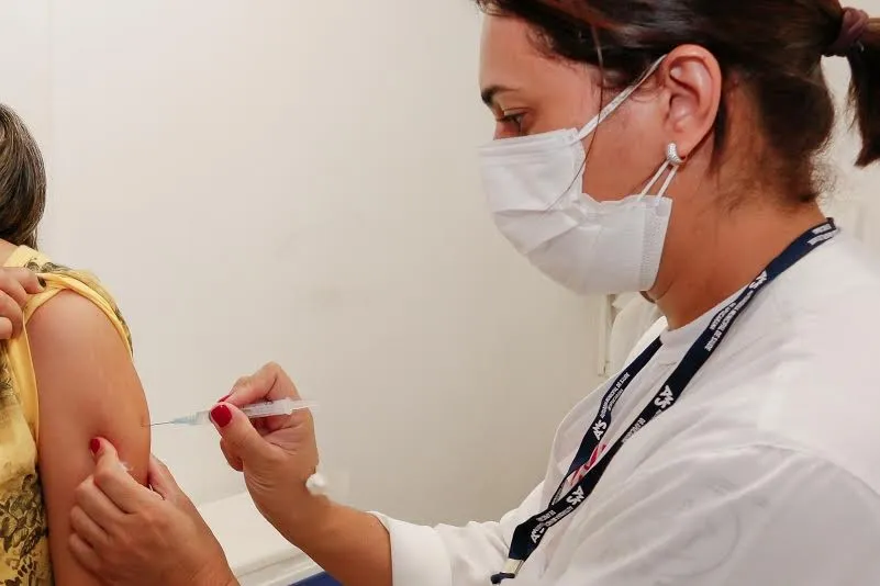 Campanha de vacinação contra o vírus da gripe atinge 67,7% dos grupos de risco em Apucarana -imagem enviada pela assessoria de imprensa - Foto -Edson Denobi