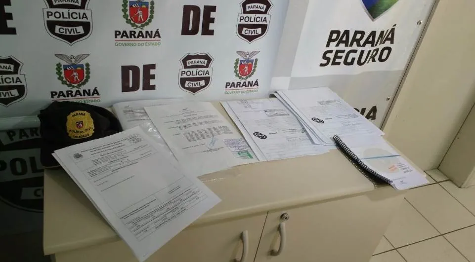 Documentos apreendidos com estelionatários: golpes totalizaram cerca de R$ 5 milhões - Foto: Divulgação/Polícia Civil