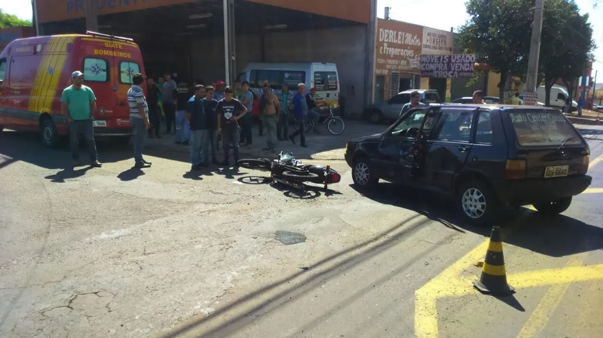 Fiat Uno e moto colidiram em cruzamento na zona norte de Apucarana; horas depois, outro acidente foi registrado no mesmo local - Foto: Rodrigo Almeida/Rádio Nova AM