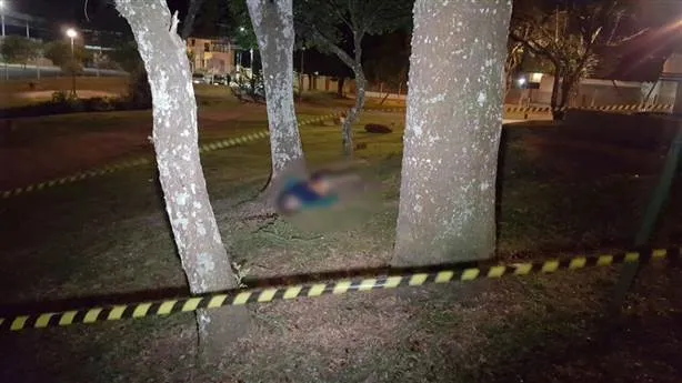 Testemunhas do fato contaram à polícia  que ouviram um barulho e logo depois localizaram o homem ​caído ao lado de um pinheiro - Foto: João Frigério/Massa News