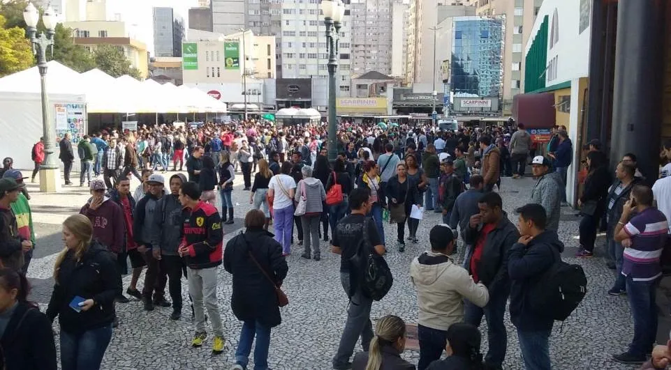 Uma extensa fila de candidatos a uma vaga de trabalho se formou na Praça Rui Barbosa, no centro de Curitiba, na manhã desta sexta-feira (6) - Foto: Rudnei Vieira / Rede Massa