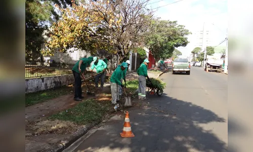 Serviço de capina atende região central de Arapongas