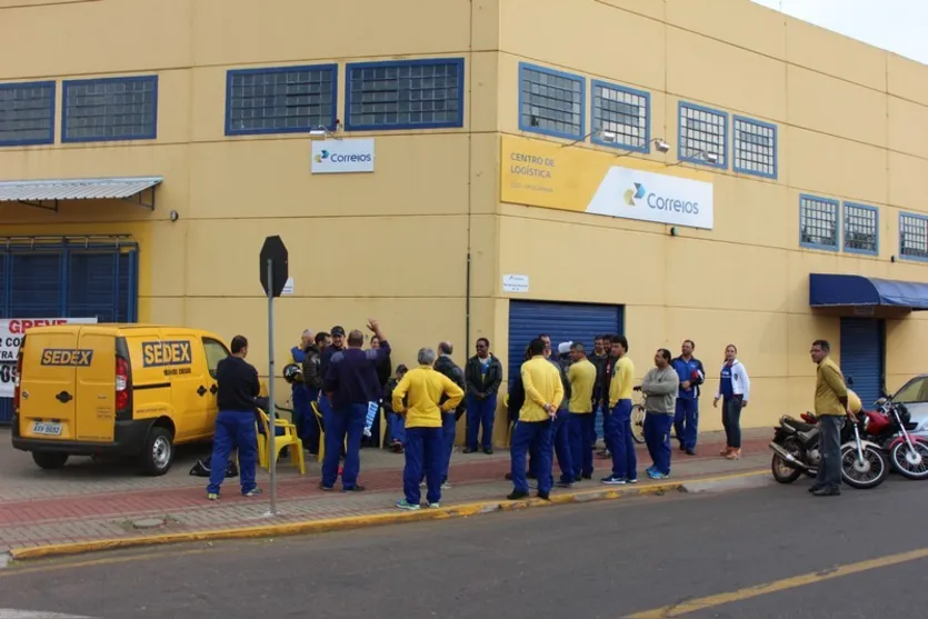  Cerca de 35 funcionários dos Correios de Apucarana estão em greve  (Foto: José Luiz Mendes) 