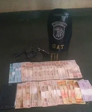 Revolver, munições e dinheiro foram apreendidos durante a abordagem (Foto: Divulgação/Guarda Municipal de Arapongas)