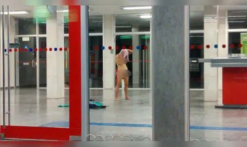 Mulher fica nua em agência bancária no centro de Curitiba