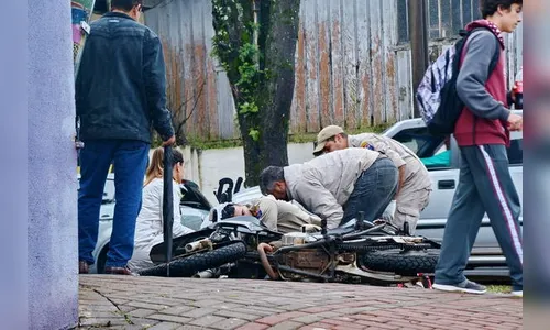 Colisão deixa motoqueiro ferido no centro de Apucarana 