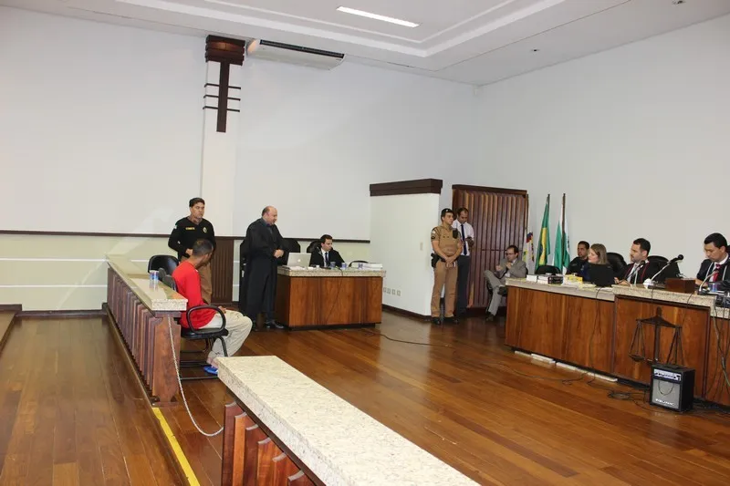 Réu acusado de assassinato ocorrido em 20 de setembro de 2008, em Apucarana, foi condenado nesta terça-feira (10) a 12 anos de prisão - Foto: José Luiz Mendes