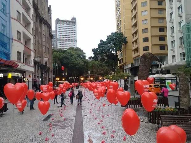 Calçadão da VX de Novembro, em Curitiba, está cheio de balões pró-governo Dilma Rousseff (PT) - Foto: Elisane Frank/ Arquivo pessoal