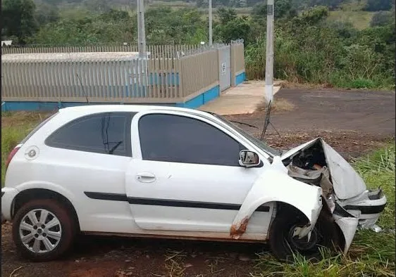 GM Celta se chocou com estaca de concreto e motorista morreu - Foto: ednoticias.com