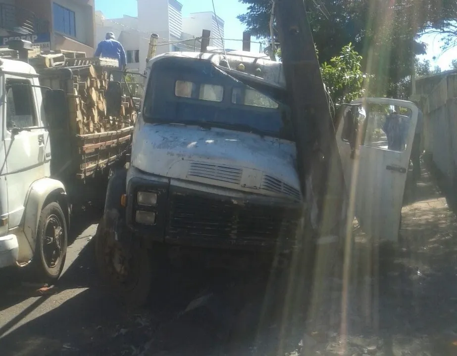 ​Um caminhão carregado com madeira teve pane mecânica e ficou sem freio na Rua Antônio José de Oliveira - Foto - Solon