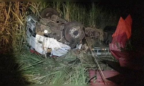 Caminhão cai em ribanceira após capotar no Vale do Ivaí, na noite do domingo