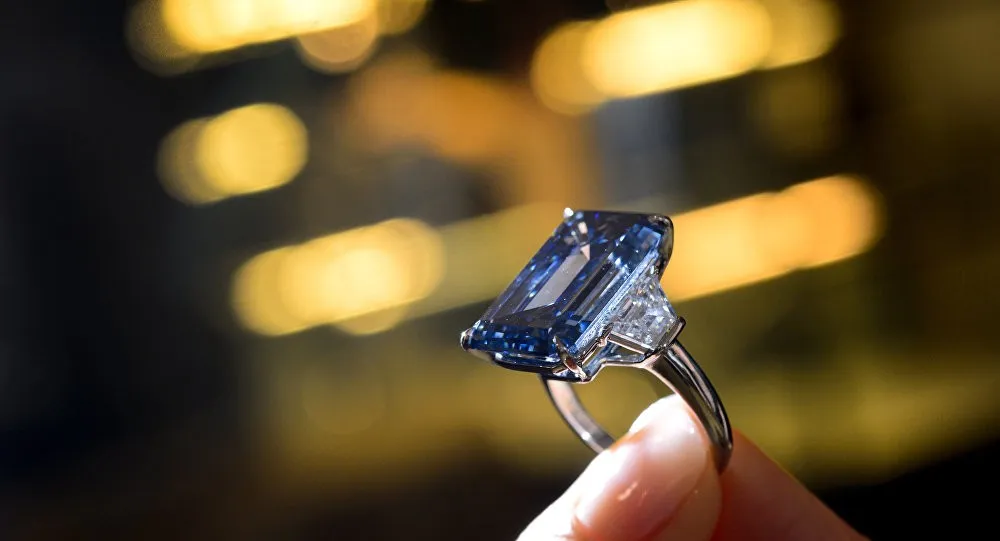 Oppenheimer Blue, o maior diamante azul da categoria vívido fantasia foi vendido por US$ 57,5 milhões - Foto: Fabrice Cofrine/AFP