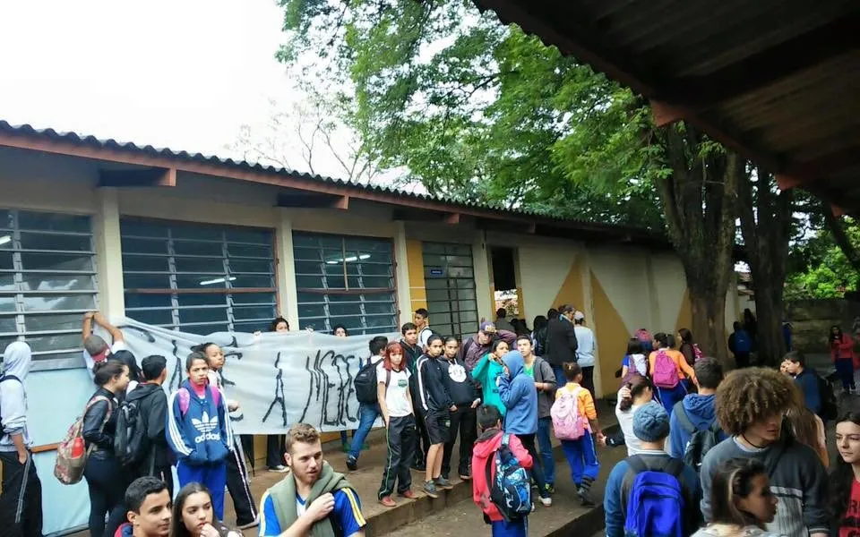 Estudantes protestam contra má qualidade da merenda. (Foto: Página Colégio Gerardo Ocupado)