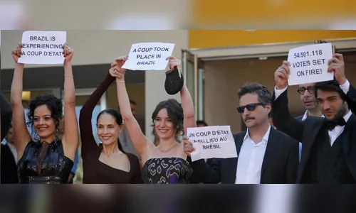 'Foi simples e funcionou', diz Kleber Mendonça sobre protesto em Cannes