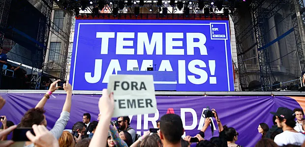 Um Telão com os dizeres ''Temer Jamais'' foi exibido durante a Virada Cultural(Foto: Fábio Braga/Folhapress)