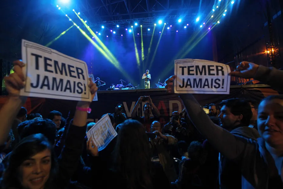 Manifestantes levantam cartazes contra Temer (Foto: Sergio Castro/Estadão)