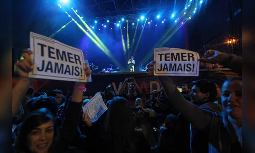 Multidão na Júlio Prestes para ver Ney Matogrosso protesta contra Temer