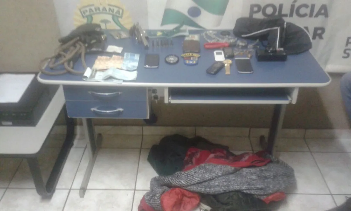 Revólver, munição, dinheiro e alguns outros pertences recuperados pela PM na ação (Foto: Reprodução/Jabá)