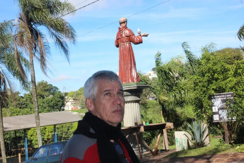  O restaurador Aloízio Moraes de Jesus, de 57 anos, residente em Apucarana há 35 anos - Foto: José Luiz Mendes 