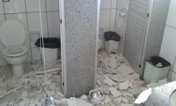 Gesso caiu em banheiro da UPA (Foto: Prefeitura de Apucarana)