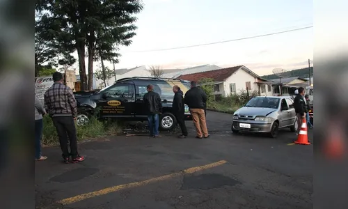 Veículo funerário se envolve em colisão com carro em Apucarana