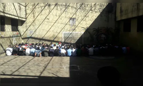 ​Policiais fazem pente-fino no minipresídio