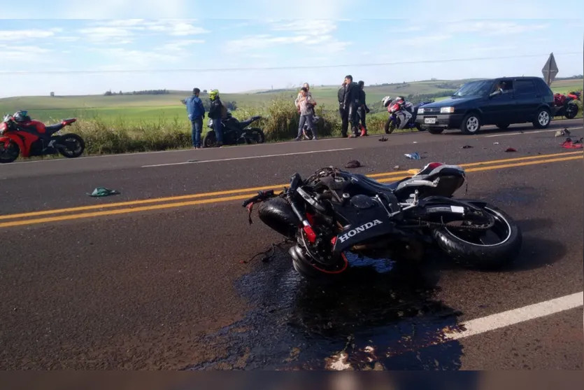  Moto ficou praticamente destroçada no acidente  - Foto: WhatsApp 