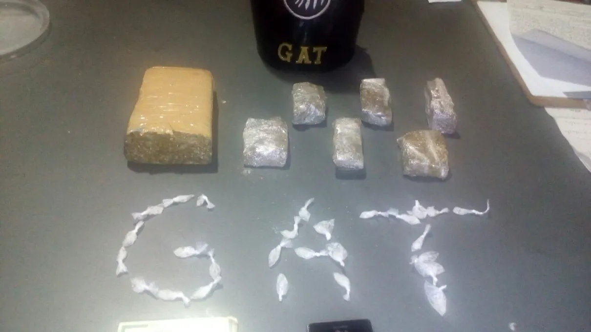 Drogas estavam escondidas dentro do guarda-roupa do quarto do suspeito (Foto:  Reprodução/Guarda Municipal)