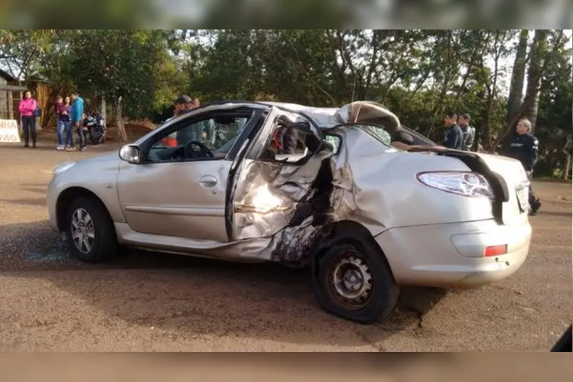  Moto colidiu no meio do carro - Foto: WhatsApp 