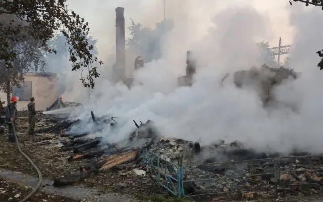 Bombeiros trabalham para extinguir as chamas em um asilo em Beloye, a 300 quilômetros da capital Kiev - Foto - AP