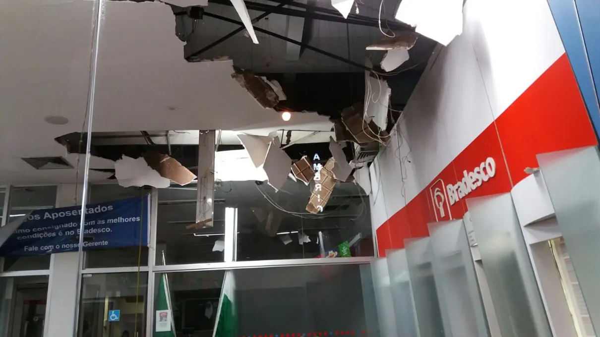 O interior de agência ficou parcialmente danificado - Foto: Eliando Piva