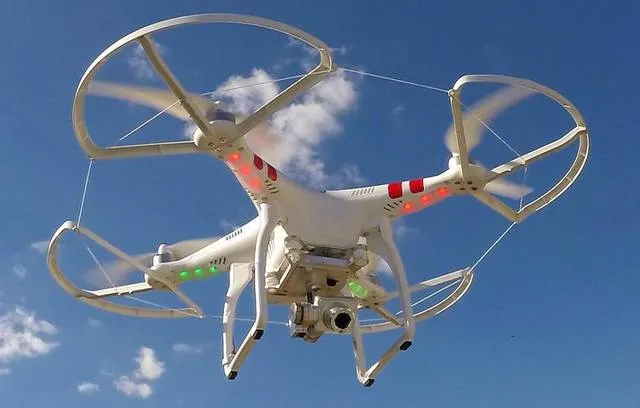 Os drones têm baixo custo, são praticamente invisíveis e mais fáceis de usar, ao contrário dos helicópteros - Foto: www.newsobserver.com