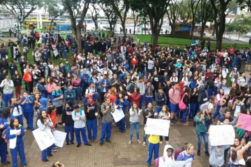  Concentração de estudantes em Maringá: protesto já dura 11 dias - Foto: Divulgação 
