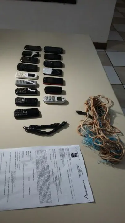 Material apreendido pela polícia seria jogado para detentos do minipresídio de Apucarana - Foto: Grupo de WhatsApp
