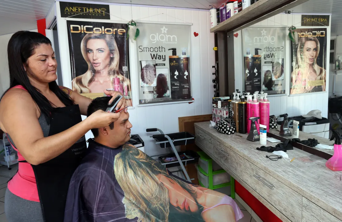 Depois de anos como funcionária, a cabeleireira Elisana Lopes de Oliveira abriu o próprio salão (Foto: Orlando Kissner/ANPr) 