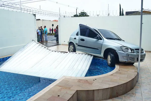 Carro arrancou o portão de uma casa e parou a beira da piscina - Foto: Sérgio Rodrigo/Tribuna do Norte